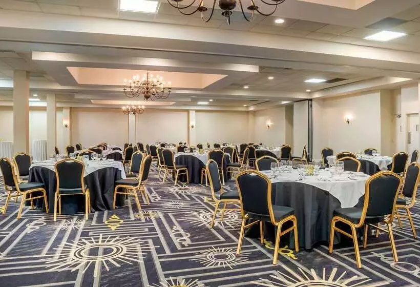 ホテル Clarion Inn Conference Center