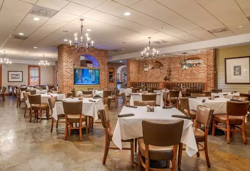 ホテル Clarion Inn Conference Center