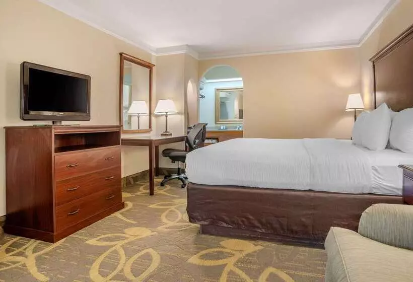 ホテル Clarion Inn Conference Center