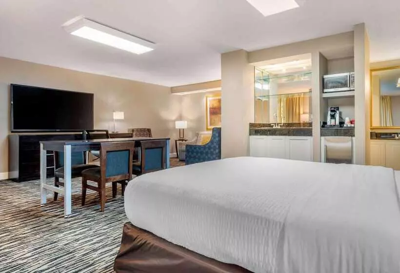 ホテル Clarion Inn Conference Center