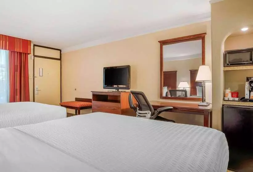 ホテル Clarion Inn Conference Center