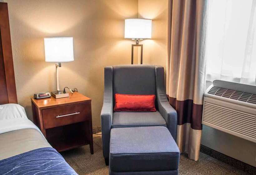 Отель Comfort Inn & Suites