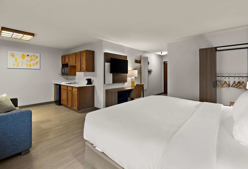 Отель Comfort Inn & Suites