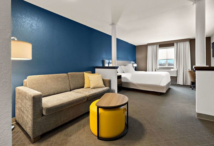 Отель Comfort Inn & Suites