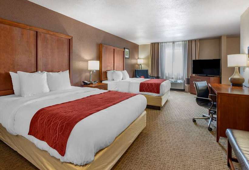 Отель Comfort Inn & Suites