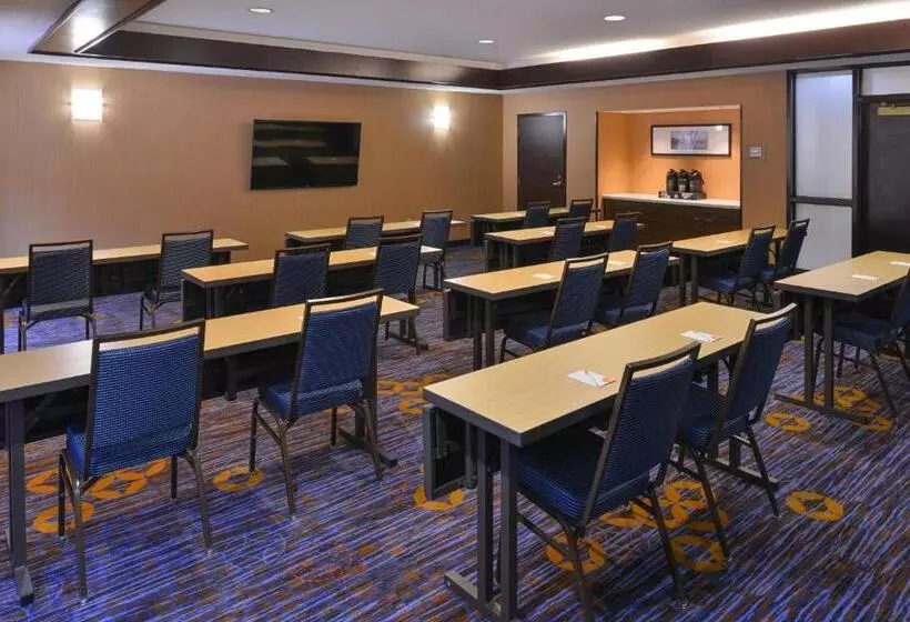 Отель Courtyard Atlanta Suwanee