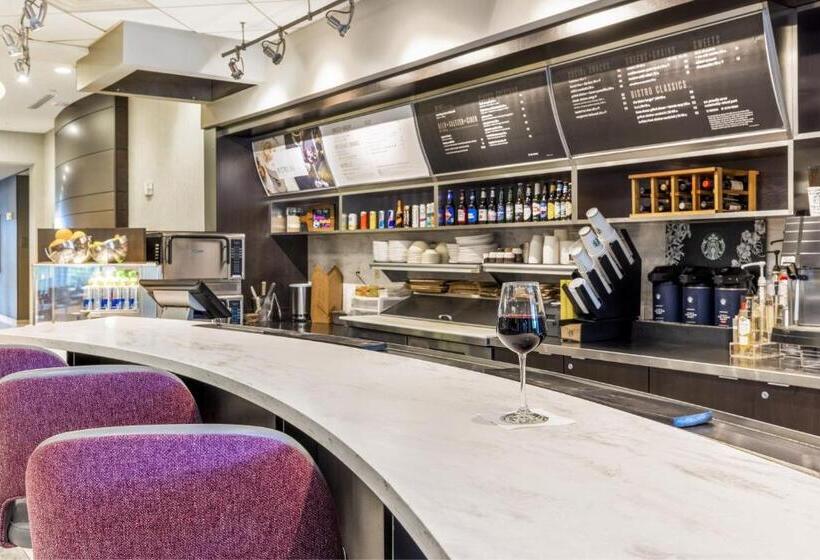 هتل Courtyard By Marriott Boston Waltham