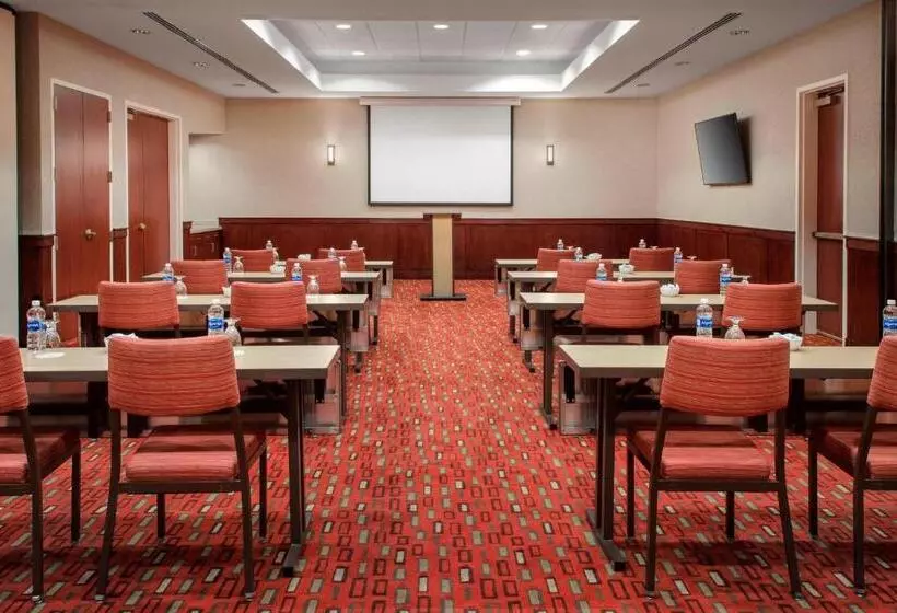 Отель Courtyard Charlotte City Center