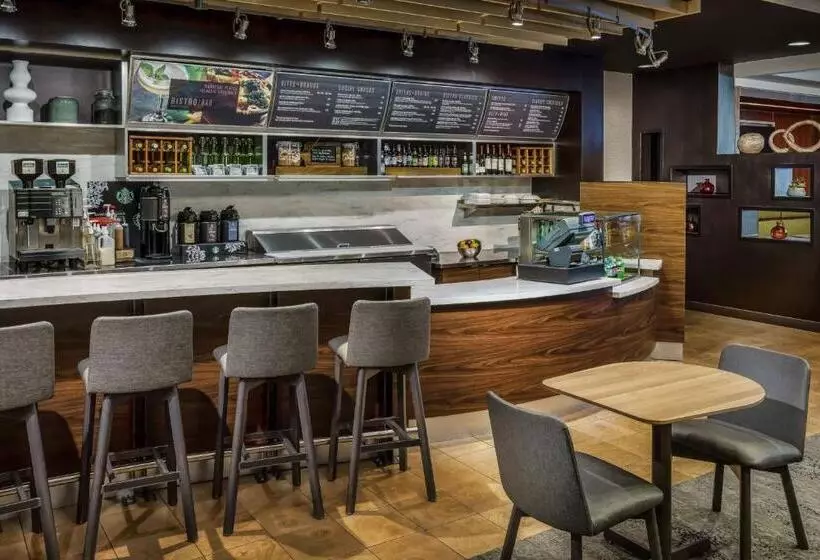 Отель Courtyard Charlotte City Center