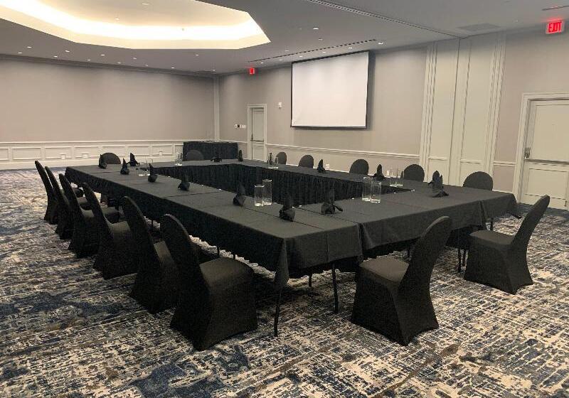 هتل Crowne Plaza Suites Arlington, An Ihg