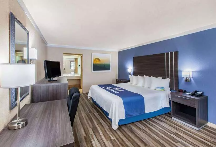 Отель Days Inn & Suites By Wyndham Braunig Lake