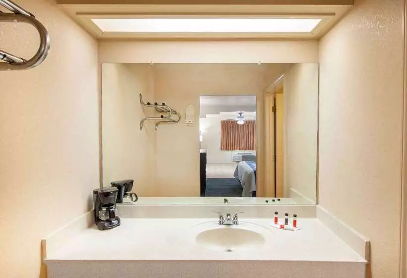 Отель Days Inn & Suites By Wyndham Braunig Lake