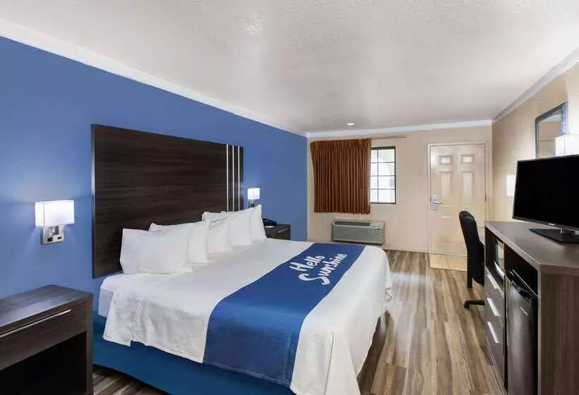 Отель Days Inn & Suites By Wyndham Braunig Lake