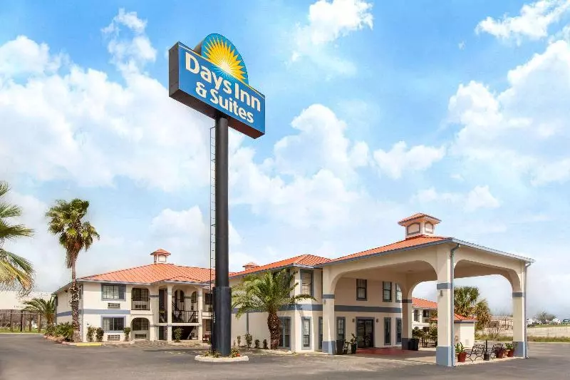 Отель Days Inn & Suites By Wyndham Braunig Lake