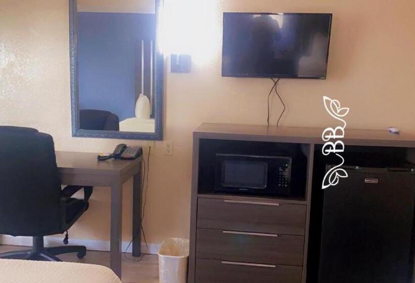 فندق Days Inn & Suites By Wyndham Braunig Lake