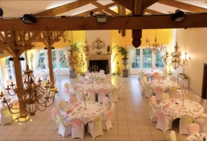 فندق Du Domaine De La Grange De Conde