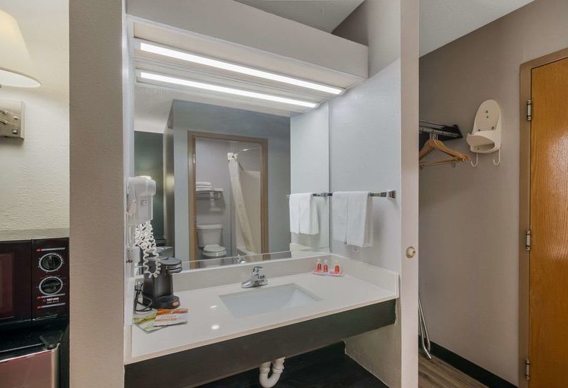 בית מלון כפרי Econo Lodge Inn & Suites