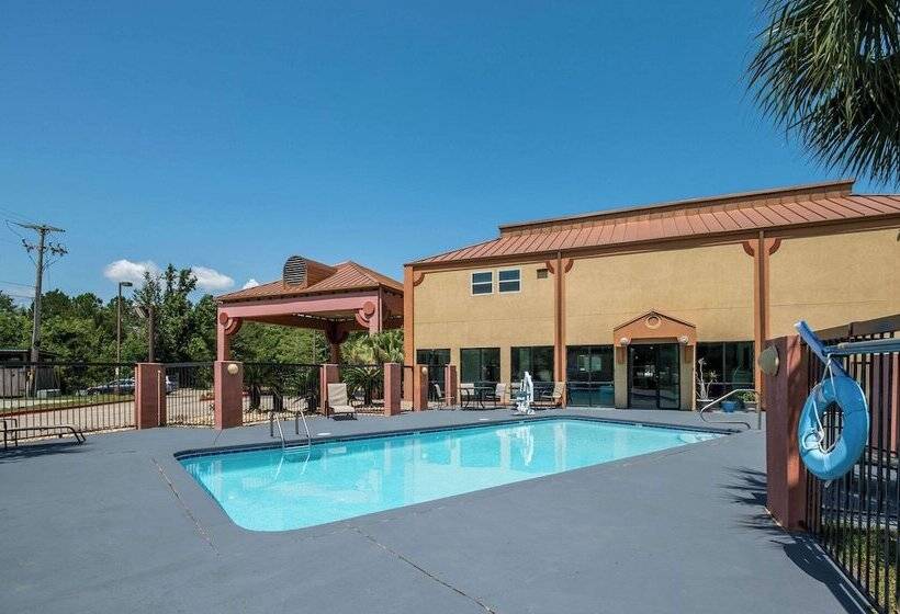 בית מלון כפרי Econo Lodge Inn & Suites