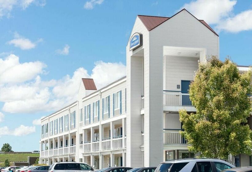 هتل Super 8 By Wyndham Brook Park/cleveland