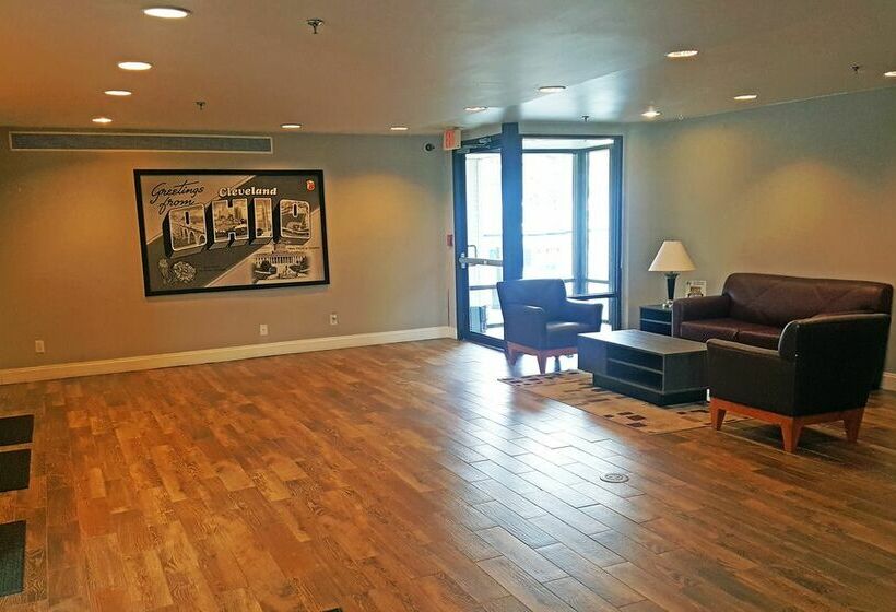 هتل Super 8 By Wyndham Brook Park/cleveland