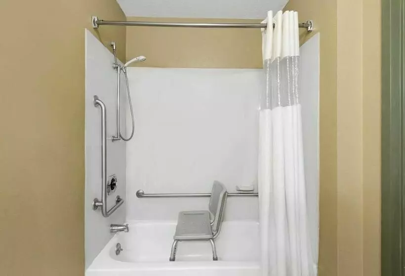 فندق Super 8 By Wyndham Brook Park/cleveland