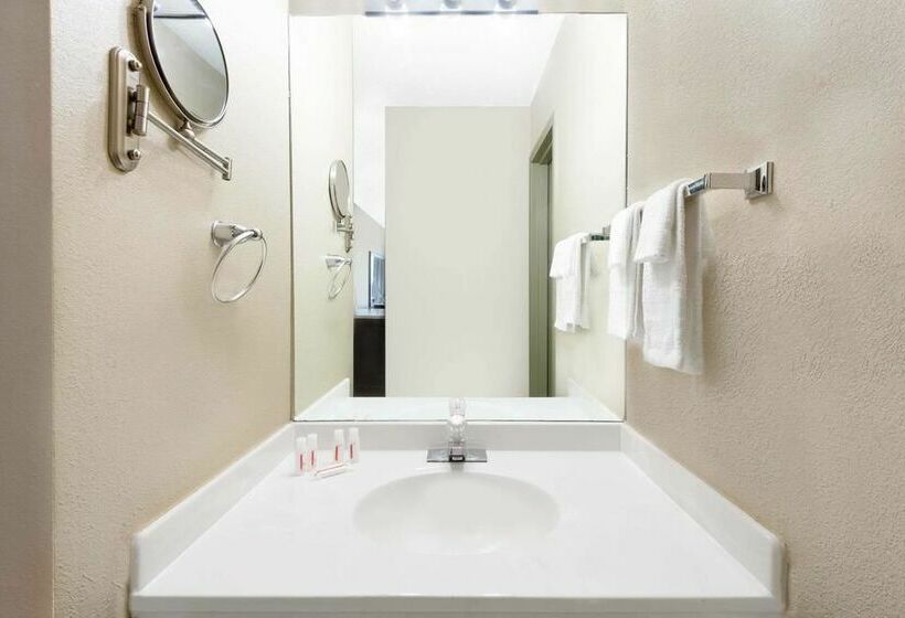 هتل Super 8 By Wyndham Brook Park/cleveland