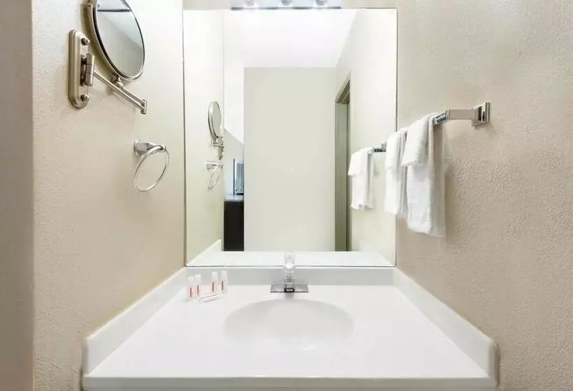 فندق Super 8 By Wyndham Brook Park/cleveland