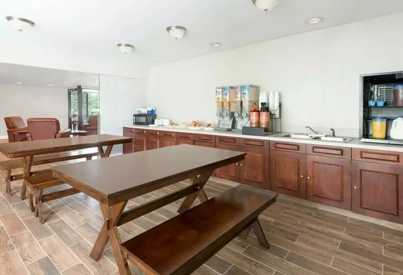 فندق Super 8 By Wyndham Brook Park/cleveland