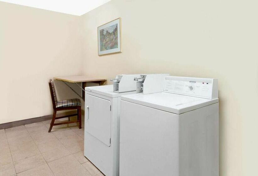 هتل Super 8 By Wyndham Brook Park/cleveland