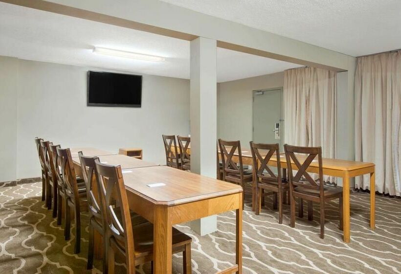 هتل Super 8 By Wyndham Brook Park/cleveland