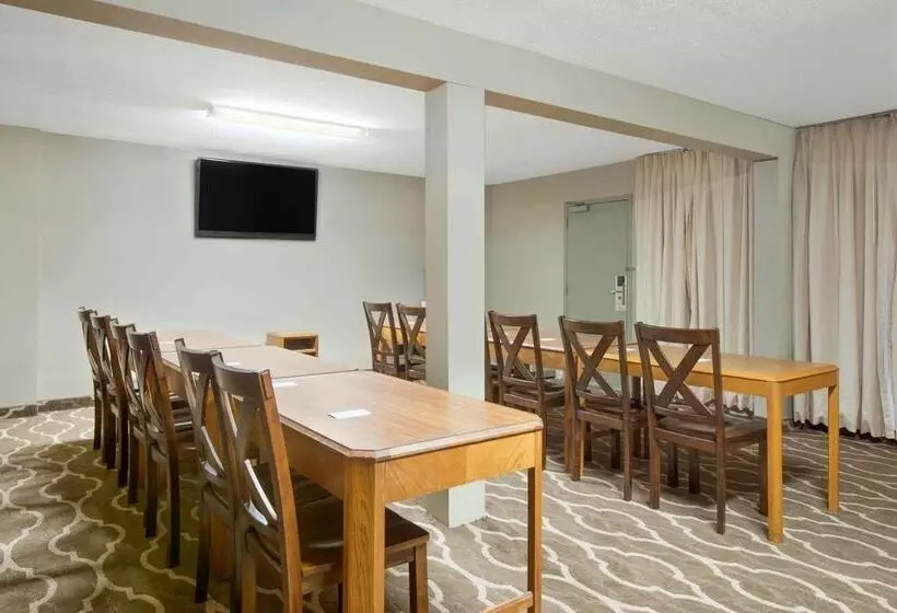 فندق Super 8 By Wyndham Brook Park/cleveland