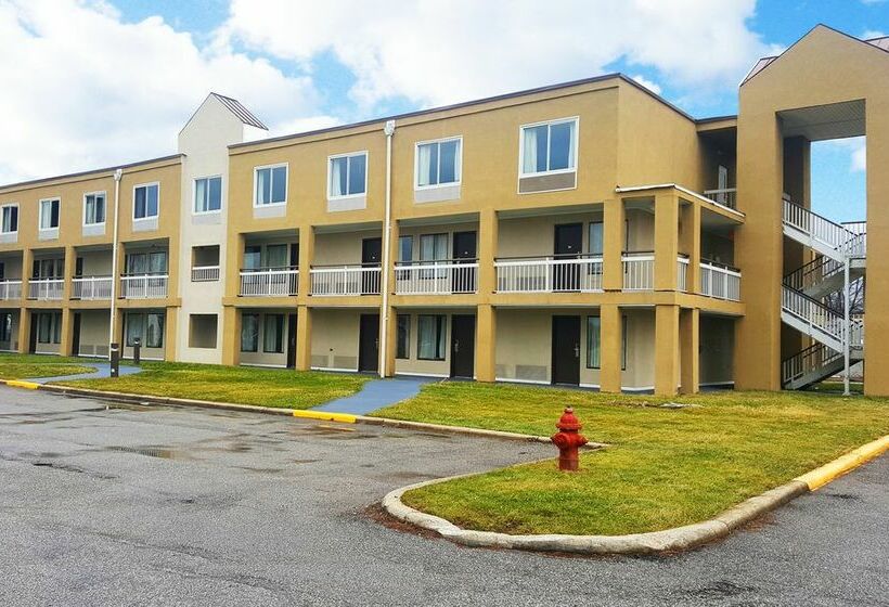 هتل Super 8 By Wyndham Brook Park/cleveland