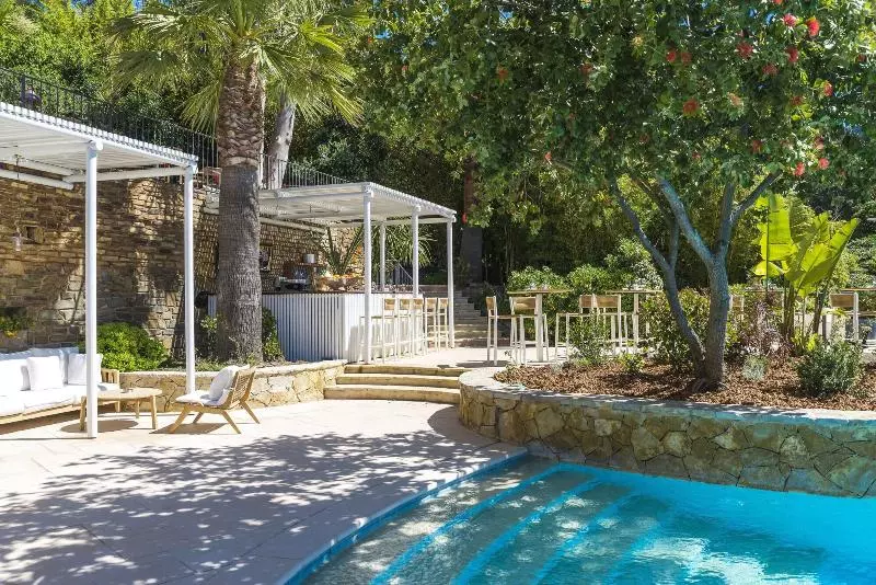 Отель Hôtel Le Bailli De Suffren