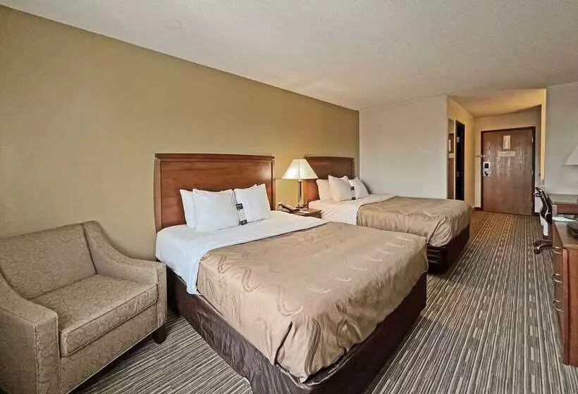 هتل Quality Inn Mitchell I 90