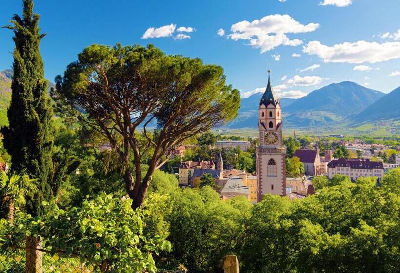 Flora Hotel & Suites