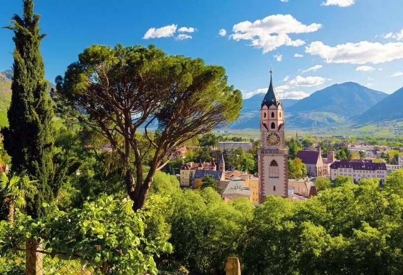 Flora Hotel & Suites