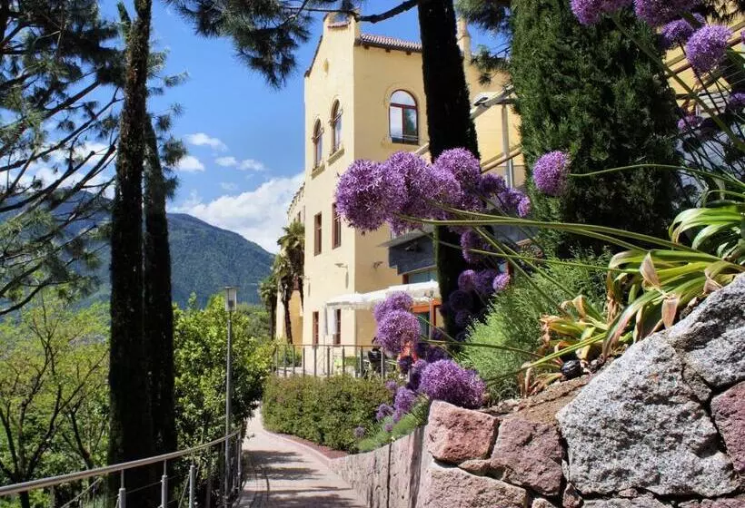 Flora Hotel & Suites