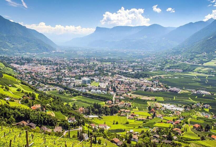 Flora Hotel & Suites