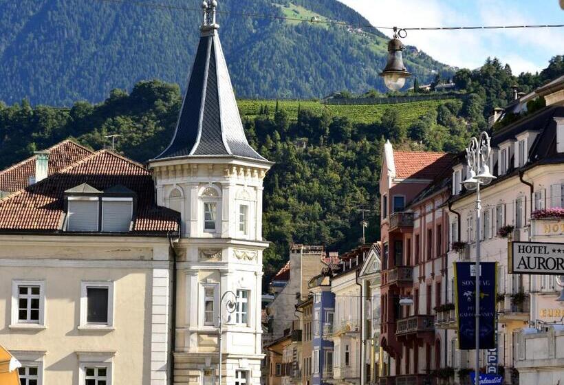 Flora Hotel & Suites