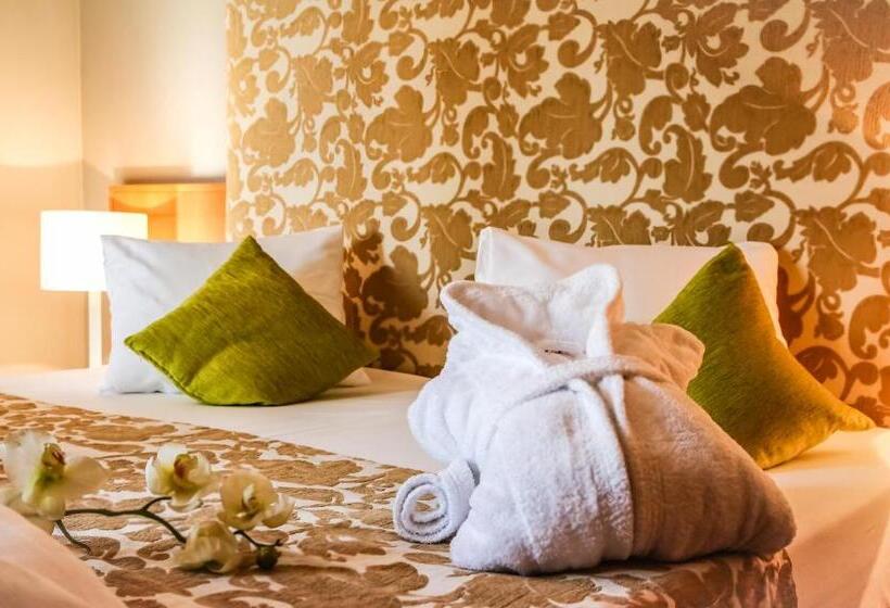 Flora Hotel & Suites