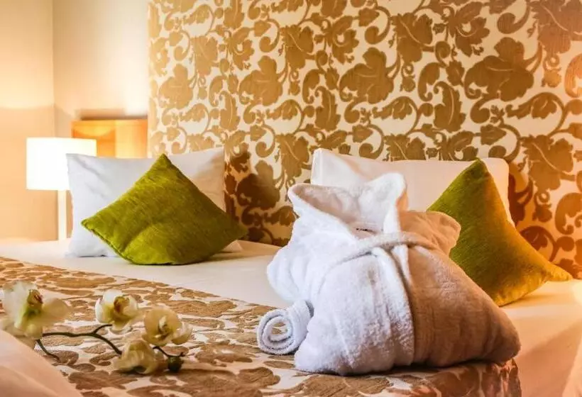 Flora Hotel & Suites