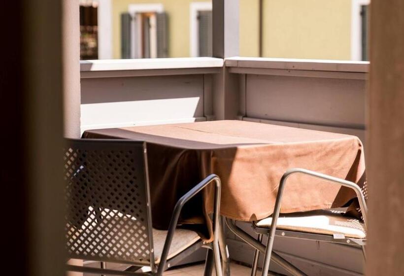 Flora Hotel & Suites