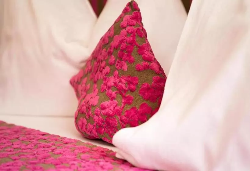 Flora Hotel & Suites