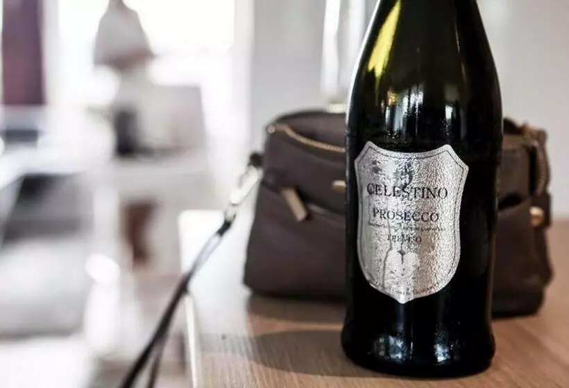 Flora Hotel & Suites