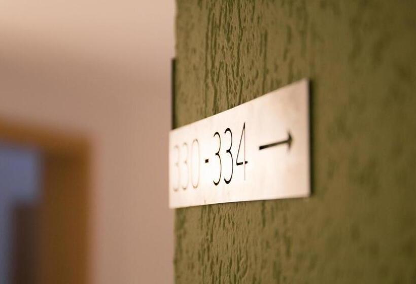 Flora Hotel & Suites