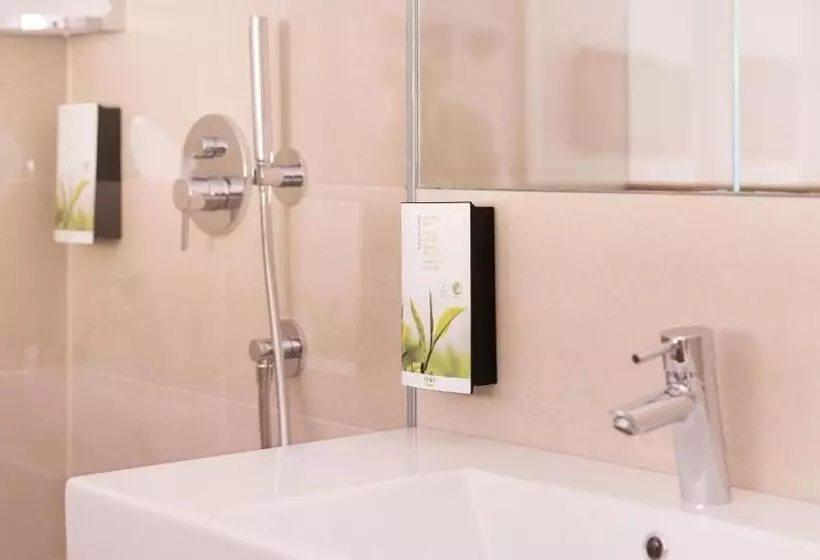 Flora Hotel & Suites