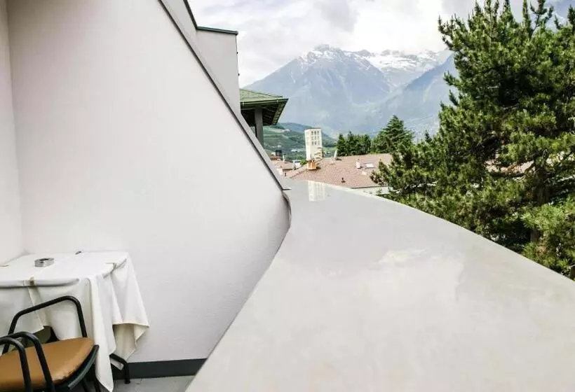 Flora Hotel & Suites