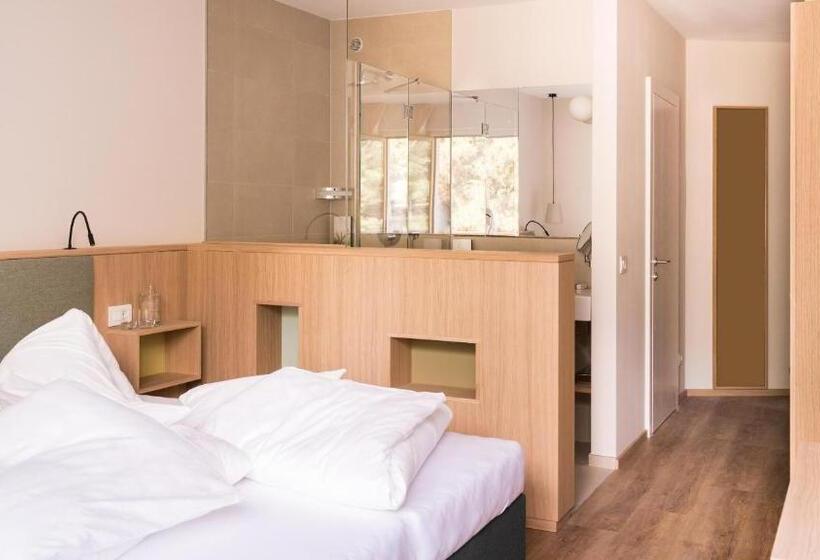 Flora Hotel & Suites