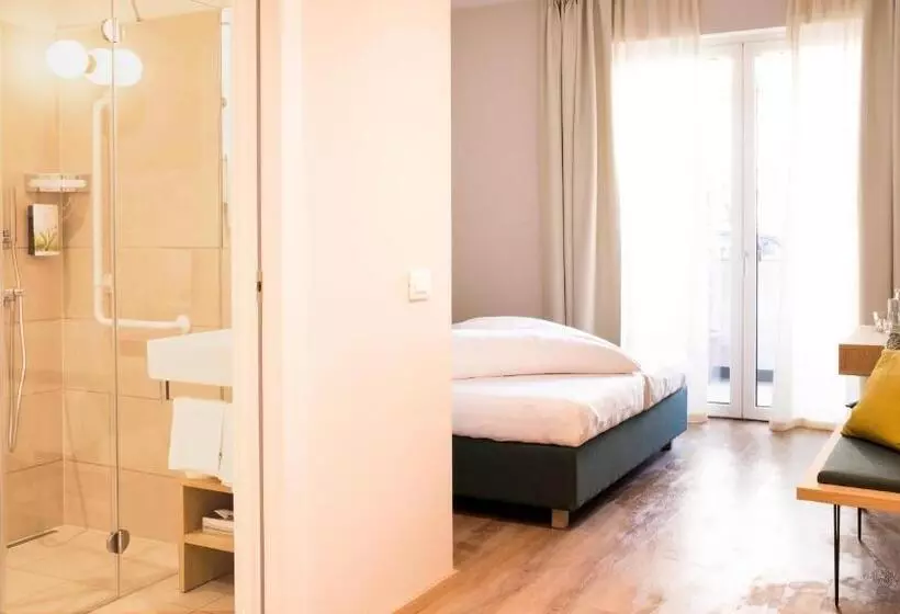 Flora Hotel & Suites