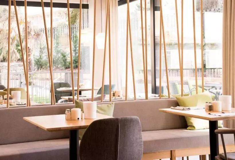 Flora Hotel & Suites